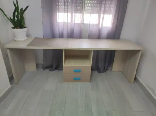 Mesa de escritorio con cajones y estantería