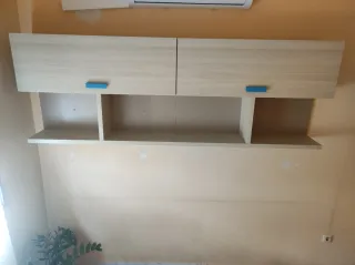 Mesa de escritorio con cajones y estantería