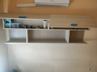 Mesa de escritorio con cajones y estantería