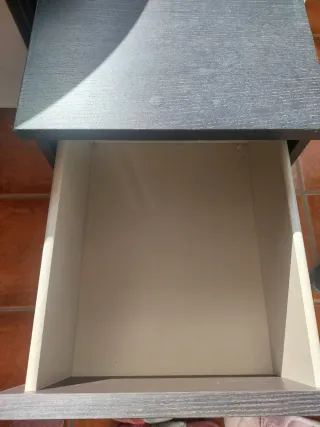 Mesita de noche de madera oscura