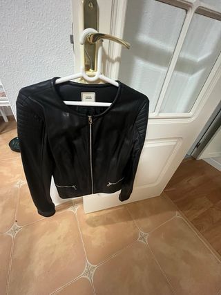 Cazadora de piel negra