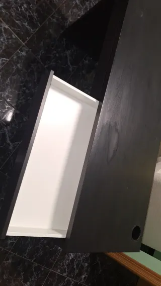 Escritorio madera oscuro con cajones