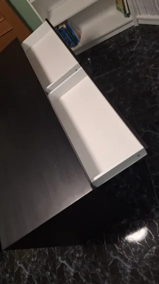 Escritorio madera oscuro con cajones