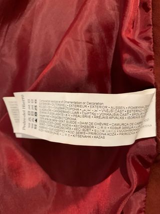 Capa ante, cuello piel de color granate (burdeos).