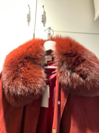 Capa ante, cuello piel de color granate (burdeos).