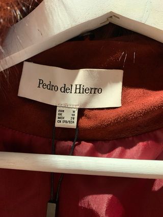 Capa ante, cuello piel de color granate (burdeos).