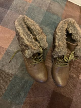 Botas de cuña con cordones y pelo