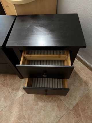 Cómoda y mesita de noche de madera