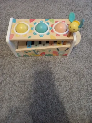 Xilófono de madera con martillo