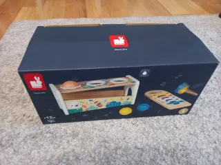 Xilófono de madera con martillo