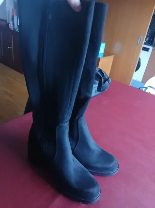 Botas altas negras nuevas. Precio 65.95 euros
