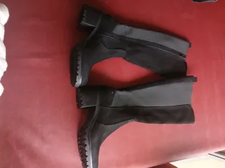 Botas altas negras nuevas. Precio 65.95 euros