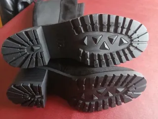 Botas altas negras nuevas. Precio 65.95 euros