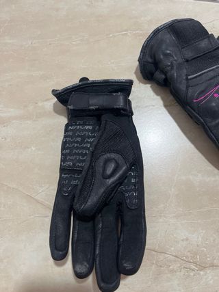 Guantes de moto negros con diseño floral