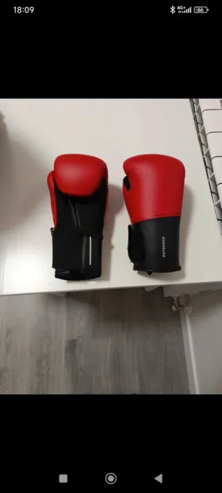Guantes de boxeo rojos y negros