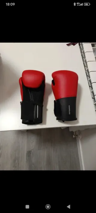 Guantes de boxeo rojos y negros
