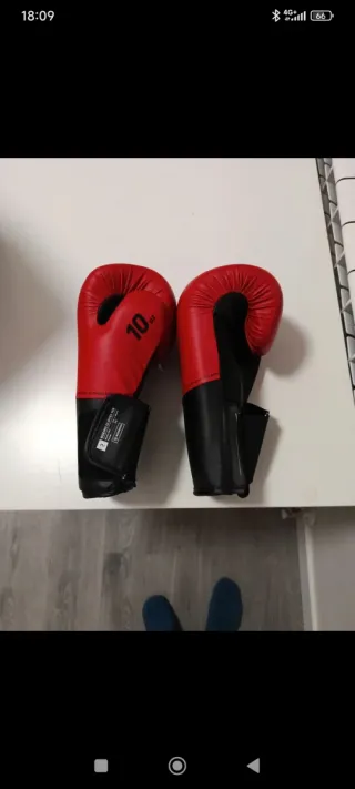Guantes de boxeo rojos y negros