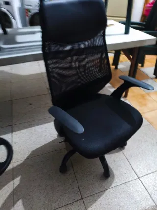 Silla de oficina ergonómica negra