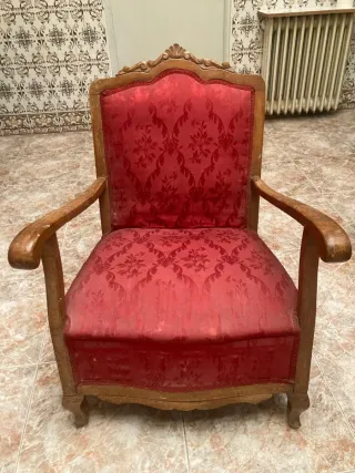 Dos butacas descalzadoras de madera y tela.