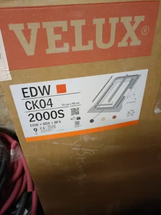 Ventana velux de techo blanco y su tapajuntas