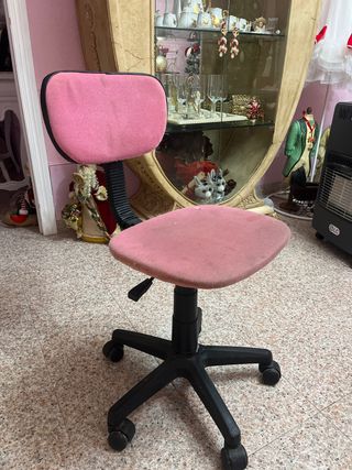 Silla rosa con ruedas