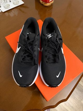 Zapatillas Nike Negras y Blancas. Nunca usado.