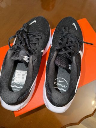 Zapatillas Nike Negras y Blancas. Nunca usado.