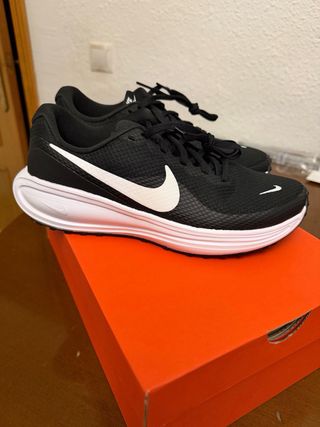Zapatillas Nike Negras y Blancas. Nunca usado.