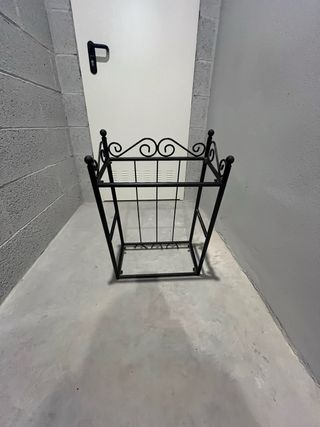 Estantería metálica negra con detalles