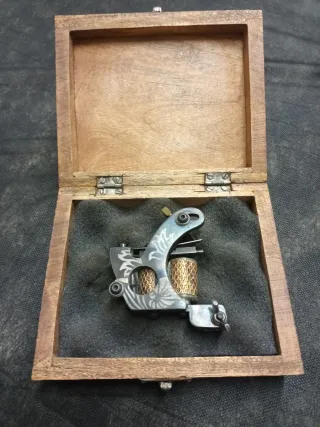 Maquina de tatuar de bobinas con caja de madera.