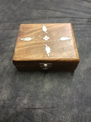 Maquina de tatuar de bobinas con caja de madera.