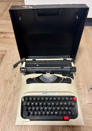 Máquina de escribir Olivetti Lettera 12