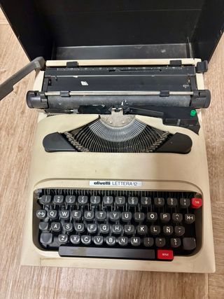 Máquina de escribir Olivetti Lettera 12