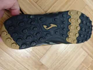 Botas Joma Turf de fútbol negras y doradas. T45