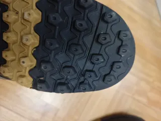 Botas Joma Turf de fútbol negras y doradas. T45