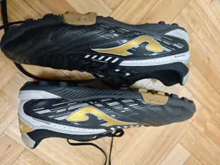 Botas Joma Turf de fútbol negras y doradas. T45