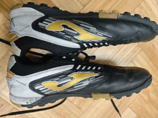 Botas Joma Turf de fútbol negras y doradas. T45