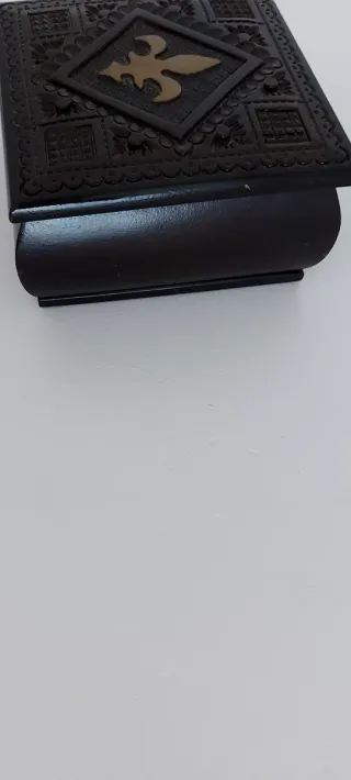 Caja de madera decorada con flor de lis