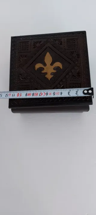 Caja de madera decorada con flor de lis