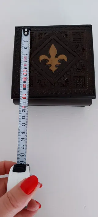 Caja de madera decorada con flor de lis