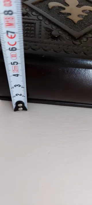 Caja de madera decorada con flor de lis