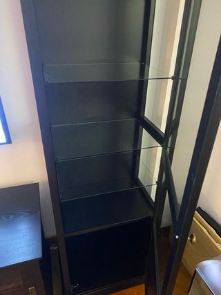 Mueble TV negro con vitrina