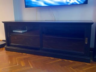 Mueble TV negro con vitrina