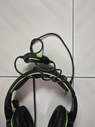 Cascos gaming negros y verdes