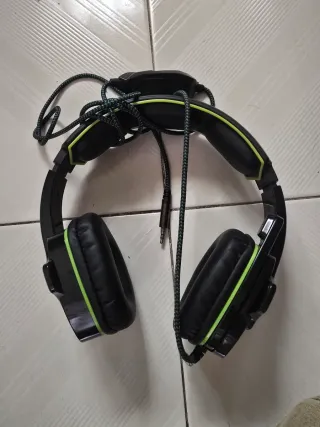 Cascos gaming negros y verdes