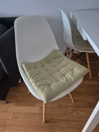 Mesa extensible y 4 sillas blancas