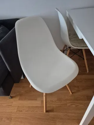 Mesa extensible y 4 sillas blancas