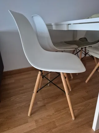 Mesa extensible y 4 sillas blancas