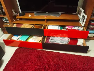 Móvel TV em madeira com arrumação.