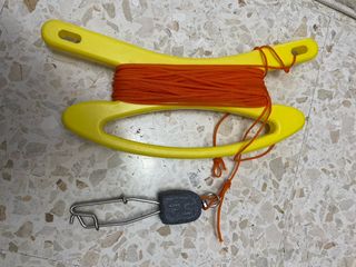 Carrete pescasub con plomo y pinza